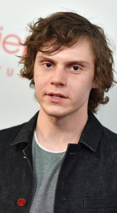 Evan Peters se disculpa por retuitear un video violento | La Mega